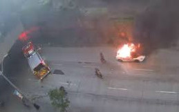 Nahas, Lamborghini Gallardo Ini Ludes Terbakar di Jalan Raya