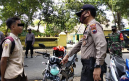 Bocah Ini Terjaring Ops Yustisi Akibat Lampu Depan Motor Tertutup Masker