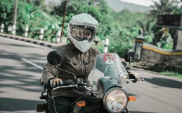 Jelajahi Tanah Air, Kartini Indonesia Ini Jago Touring Pakai Royal Enfield