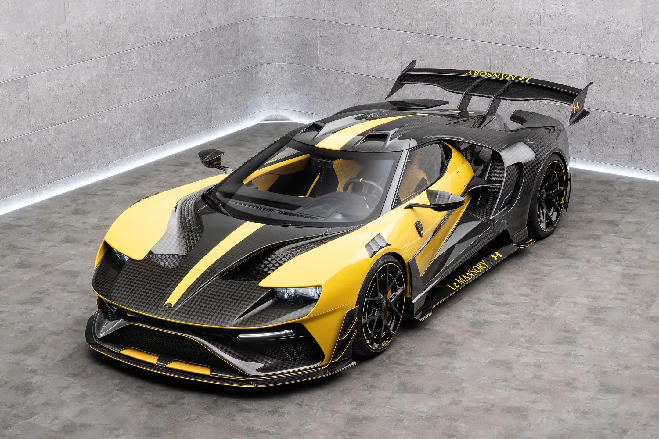 Under Armour Le Mansory Kolaborasi dalam Skema Warna Berani