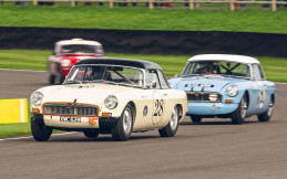 Gambarkan Sejarah Mobil Klasik Masa Depan, MG Cyberster dan MG B Hadir di Sirkuit Goodwood