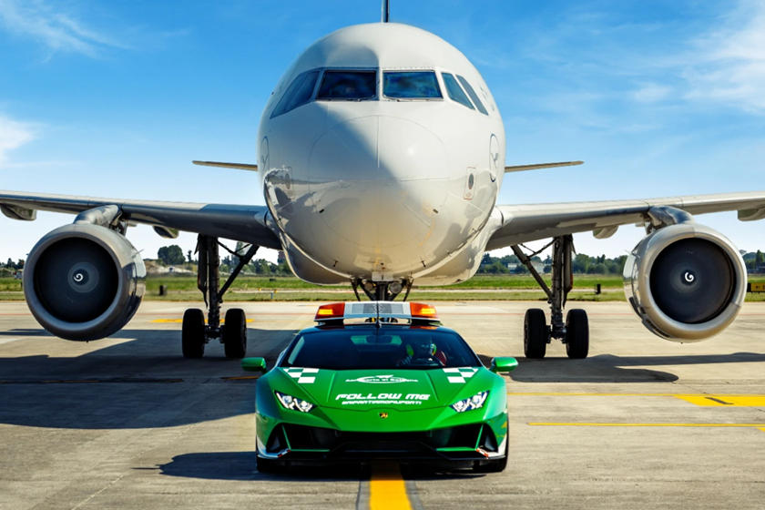 Lamborghini Huracan EVO jadi Pemandu Pesawat di Bologna