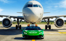 Lamborghini Huracan EVO jadi Pemandu Pesawat di Bologna