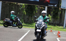 Hindari Kecerobohan di Jalan Raya, Ojek Online Wajib Praktikkan Tips Aman Berkendara Ini