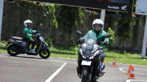 Hindari Kecerobohan di Jalan Raya, Ojek Online Wajib Praktikkan Tips Aman Berkendara Ini