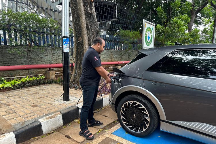 PLN Bakal Sebar 2.000 SPKLU Menggunakan Tiang Listrik