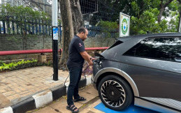 PLN Bakal Sebar 2.000 SPKLU Menggunakan Tiang Listrik