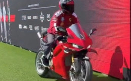 Lewis Hamilton Bikin Heboh Mengendarai Ducati Panigale V4 Menjelang F1 Kanada 2025