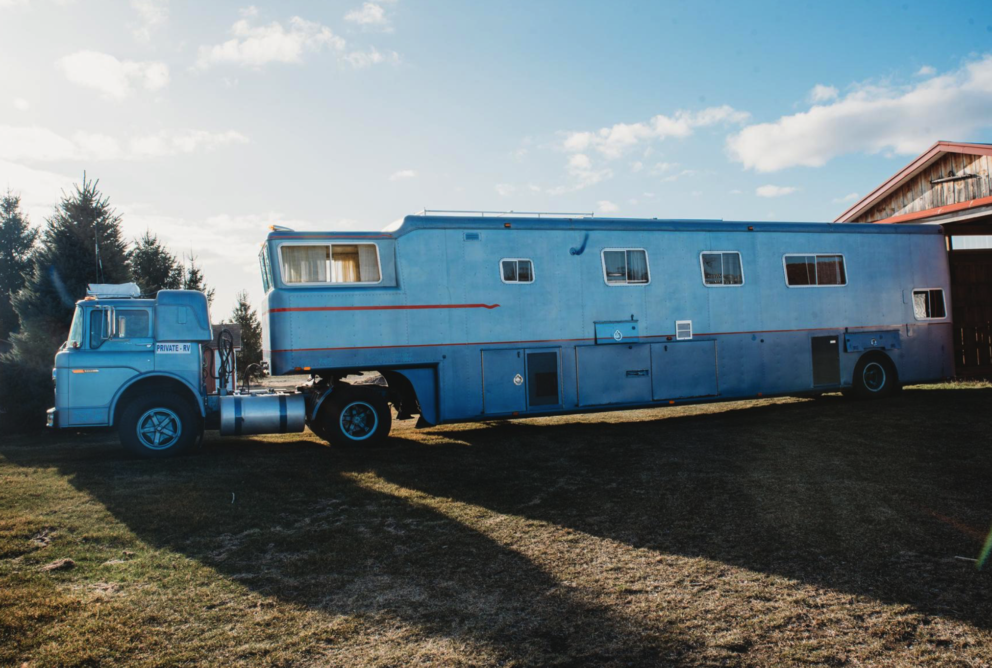Sekeluarga Bisa Tinggal di Dalam Ford Camelot Cruiser 1974 Tanpa Pulang ke Rumah