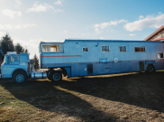 Sekeluarga Bisa Tinggal di Dalam Ford Camelot Cruiser 1974 Tanpa Pulang ke Rumah