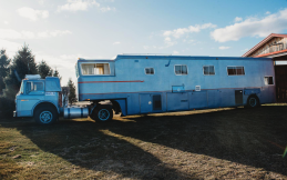 Sekeluarga Bisa Tinggal di Dalam Ford Camelot Cruiser 1974 Tanpa Pulang ke Rumah