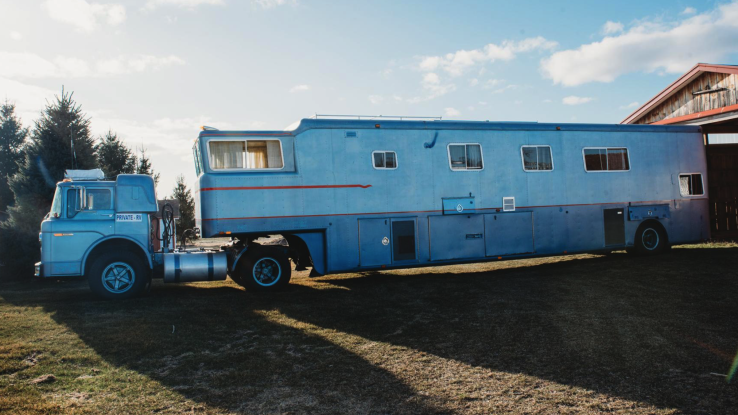 Sekeluarga Bisa Tinggal di Dalam Ford Camelot Cruiser 1974 Tanpa Pulang ke Rumah