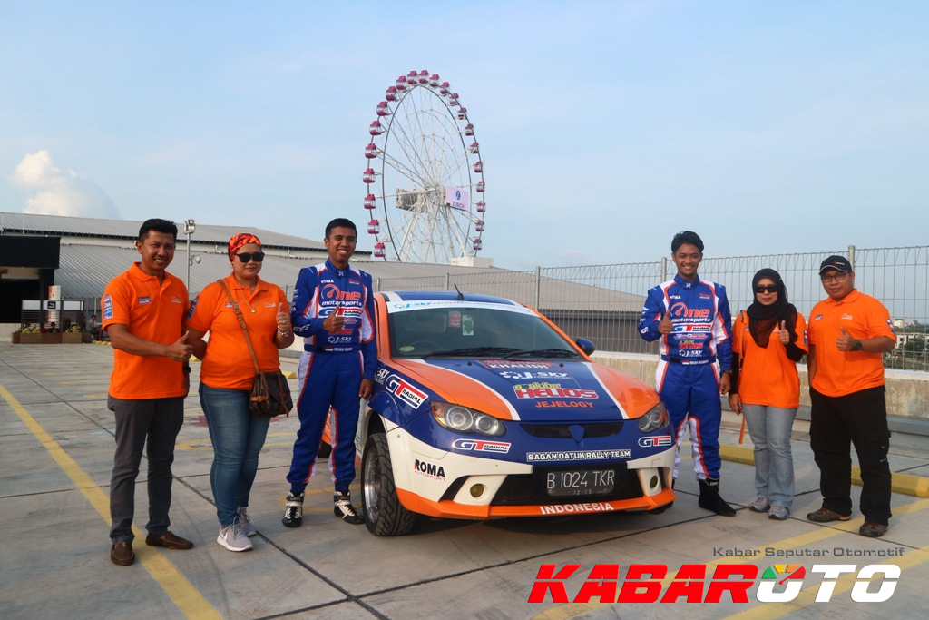 Julian Johan dan Recky Rosanto bersama tim One Motorsport