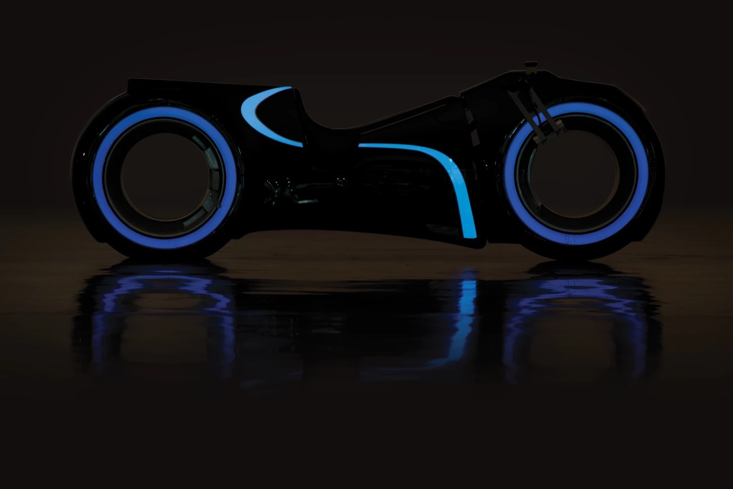 Hanya Ada 10 di Dunia, Motor Listrik Tanpa Roda Tengah Bergaya Tron Siap Dilelang