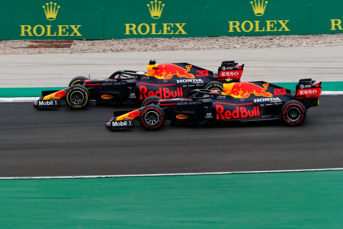 Sergio Perez Sebut Alex Albon Sangat Membantunya di Red Bull Racing