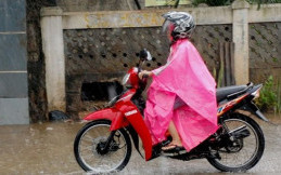 Awas, Bahaya Jas Hujan Ponco Terbukti Buat Celaka Bikers!