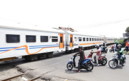 Jangan Terobos Lintasan Kereta Api, Bisa Kena Denda Rp750 Ribu