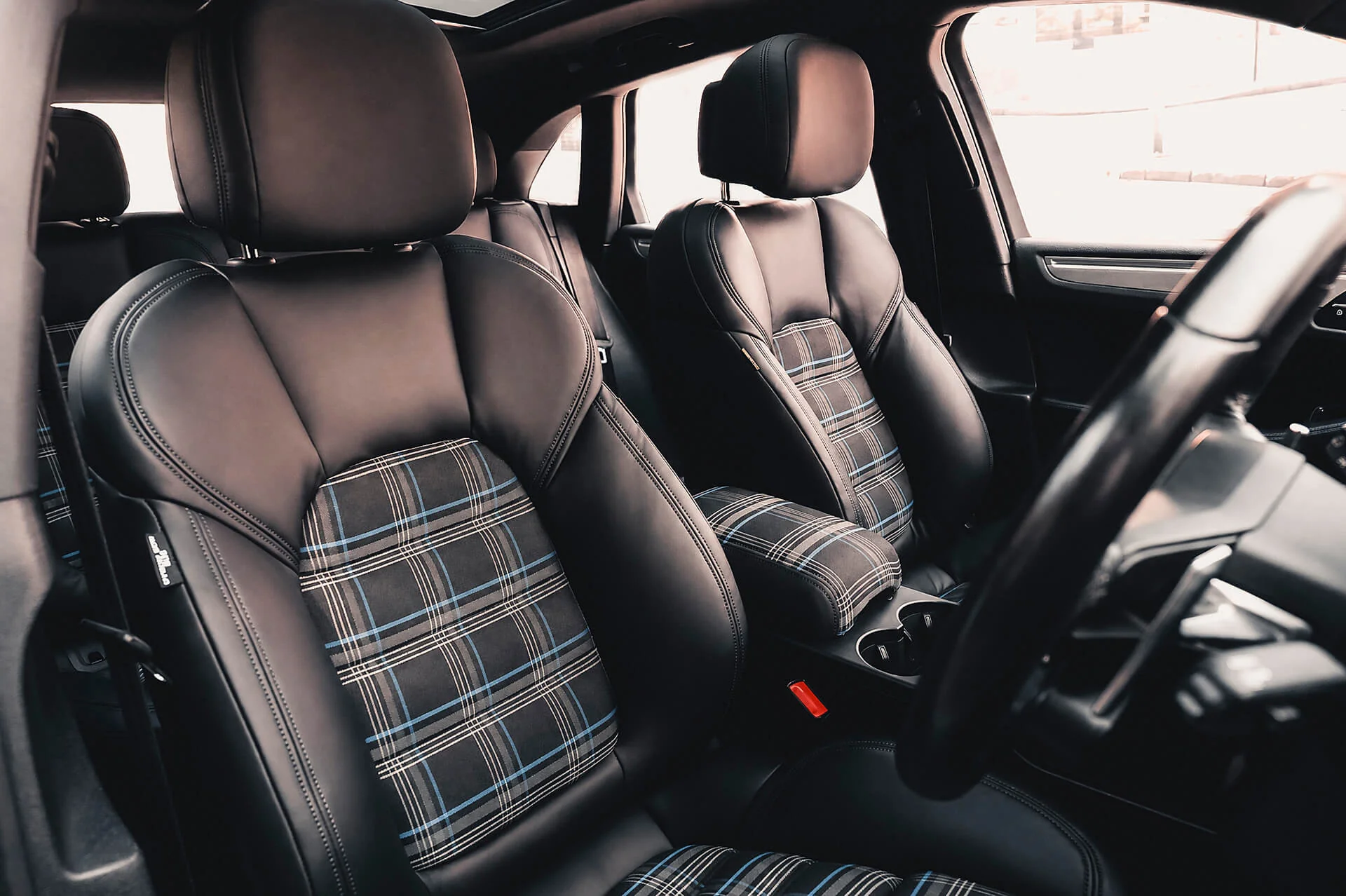 Cobalt Tartan Interior Package, Sulap Porsche Macan Jadi Vintage