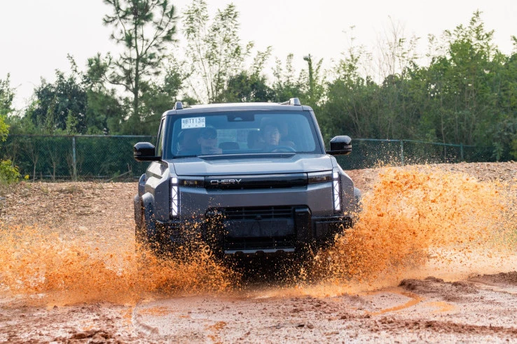 Tes J6T CSH di Markas Chery China, Diajak Power Slide di Jalur Off-Road!