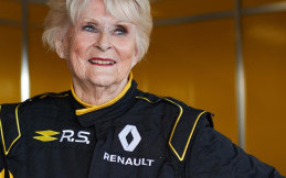 Ngeri, Nenek Berusia 79 Tahun Ini Kemudikan Mobil F1 Renault