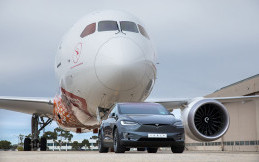 Wow! Tesla Model X Sanggup Derek Pesawat Boeing 787