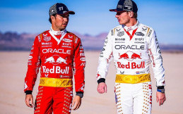 Max Verstappen dan Sergio Perez Pakai Baju Balap Elvis