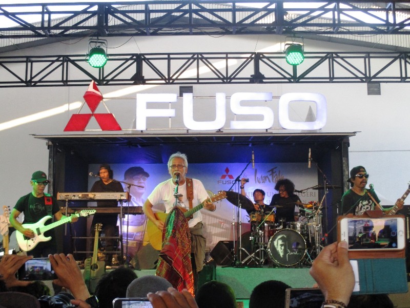 Roadshow Iwan Fals dan Mitsubishi Fuso Berakhir di Medan