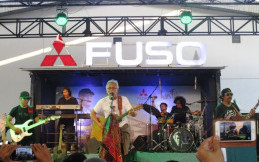 Roadshow Iwan Fals dan Mitsubishi Fuso Berakhir di Medan
