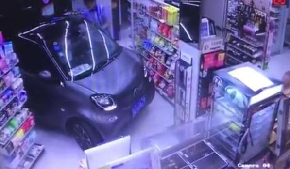 Malas Parkir, Pria Ini Masukkan Mobil Smart ForTwo ke Dalam Toko Buku