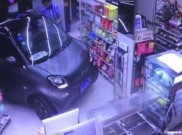 Malas Parkir, Pria Ini Masukkan Mobil Smart ForTwo ke Dalam Toko Buku