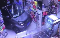 Malas Parkir, Pria Ini Masukkan Mobil Smart ForTwo ke Dalam Toko Buku