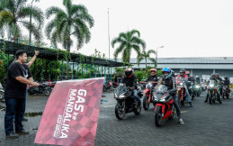 Sambangi Lombok, Puluhan Bikers Lakukan Kegiatan Sosial Sekaligus Dukung Pembalap Lokal