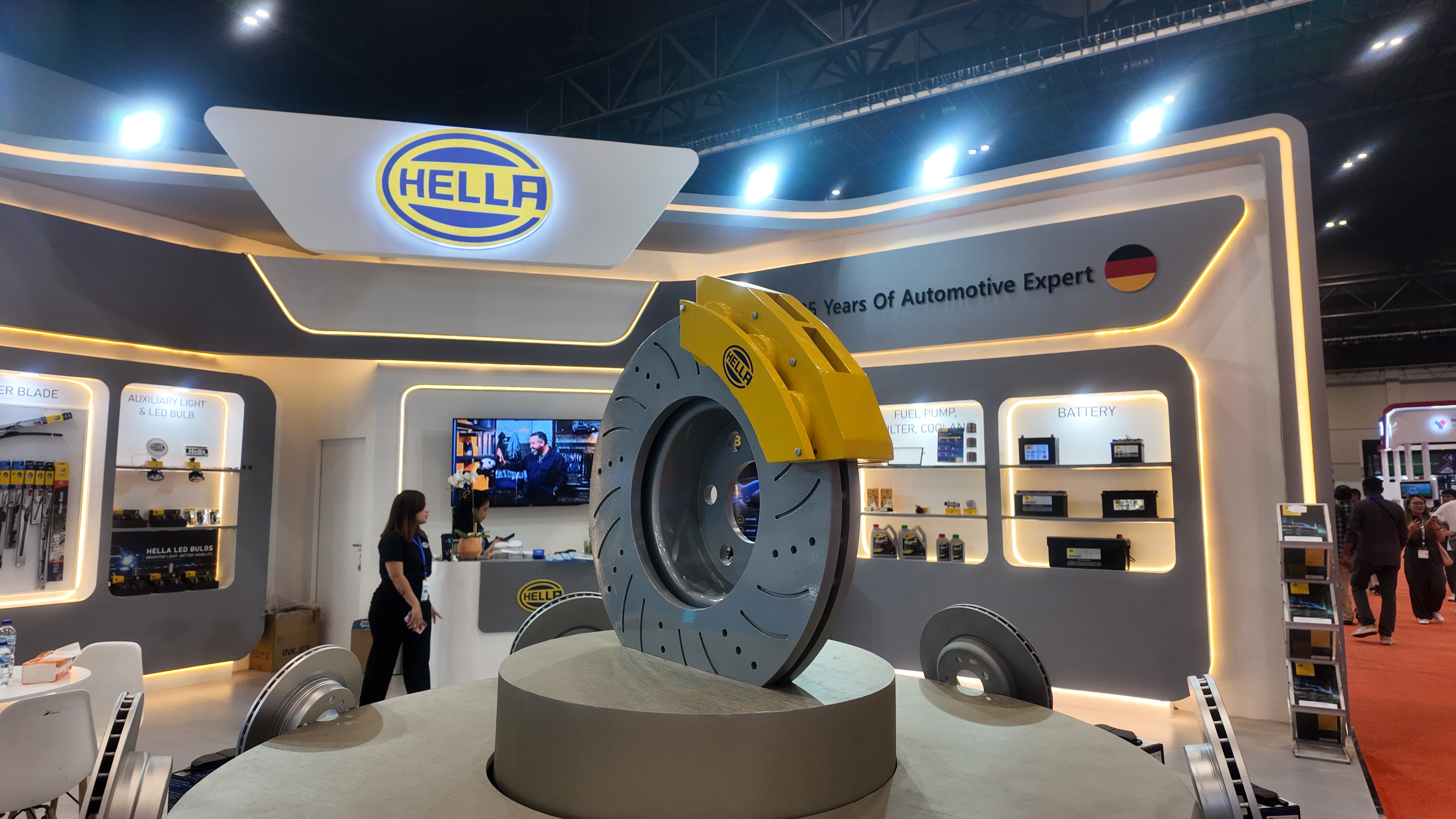 Hella Andalkan Brake Pad Ceramic hingga Lampu LED di Automechanika Jakarta
