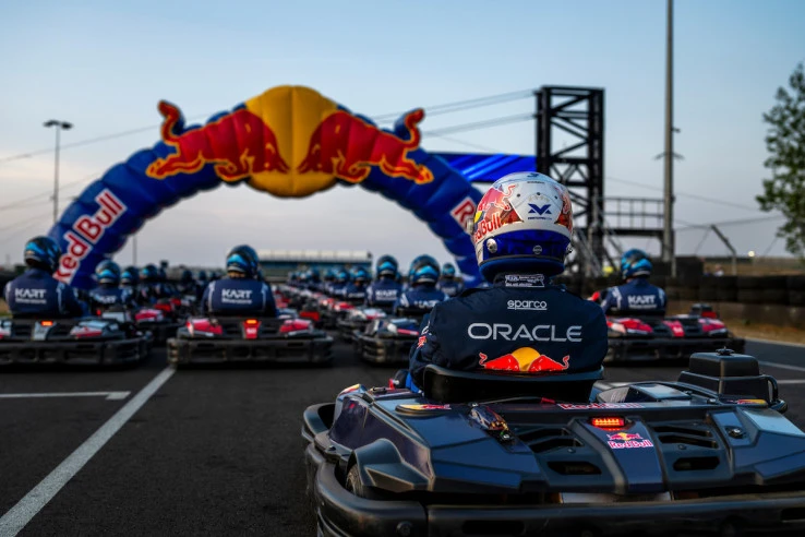 Max Verstappen Lawan 100 Pembalap Gokart