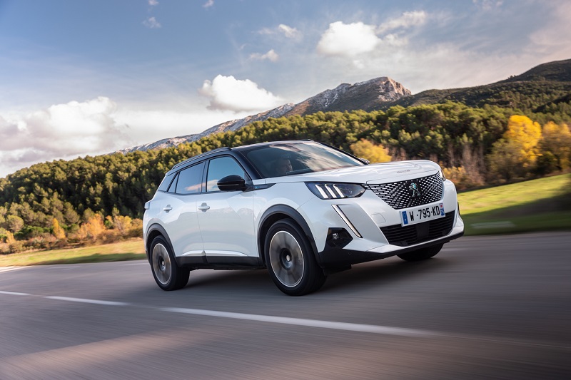 Kalahkan 3 Kompetitor, Peugeot e-2008 Terima Argus Trophy