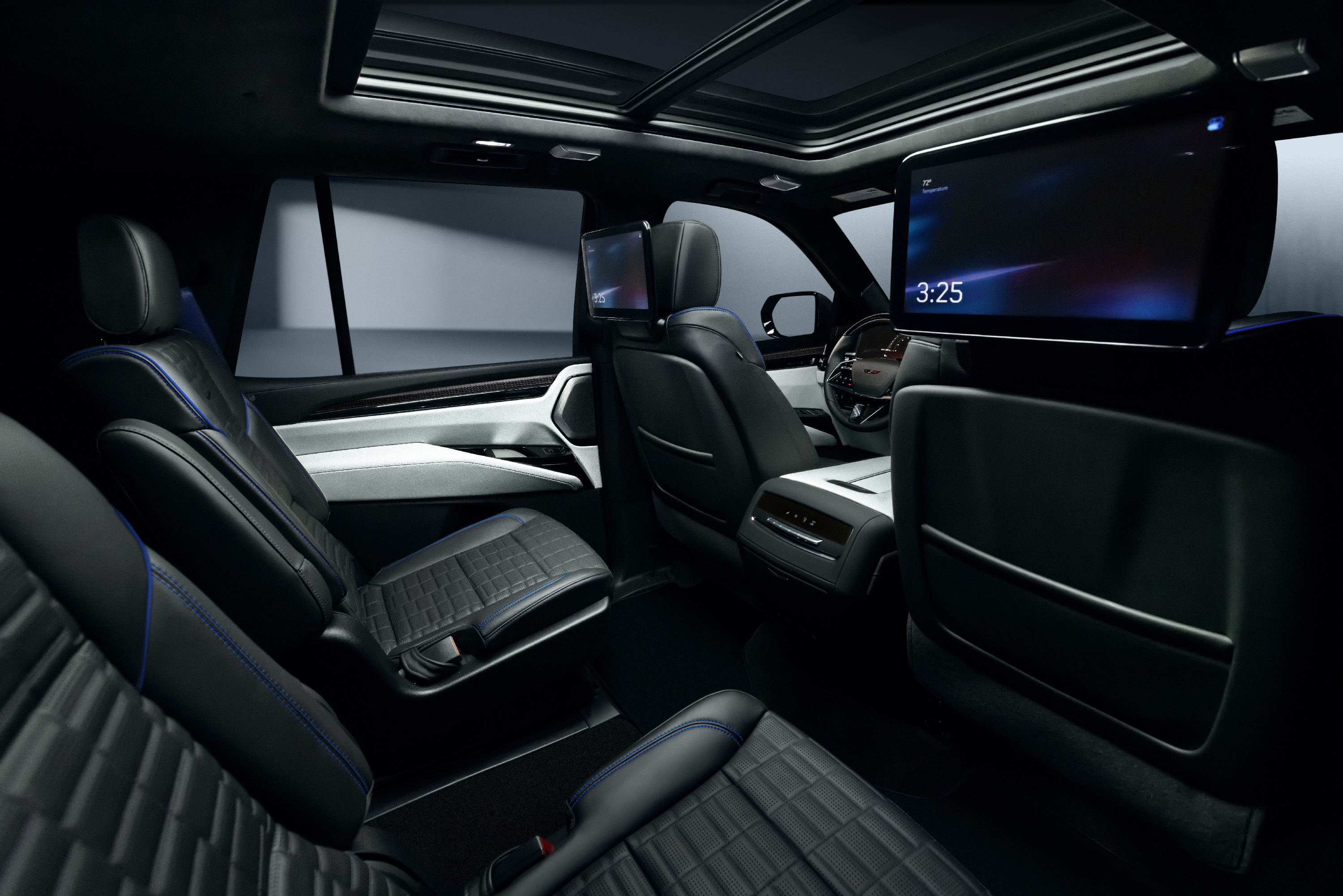 interior SUV ini mengusung kombinasi warna dua nada (two-tone) Black dan Sheer Gray