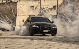Aksi Jaguar XF Kejar James Bond di Film No Time To Die