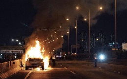 Grand Livina Terbakar di Bahu Jalan Tol