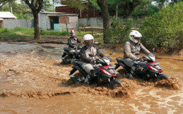 10 Langkah Simpel Merawat Motor saat  Musim Hujan