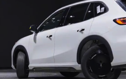 Geely EX5 Kembangkan Kemudi 90 Derajat, Empat Rodanya Independen