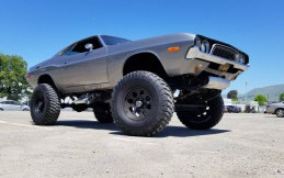 Sedan Jangkung Dodge Challenger Ini Pakai Sasis Militer