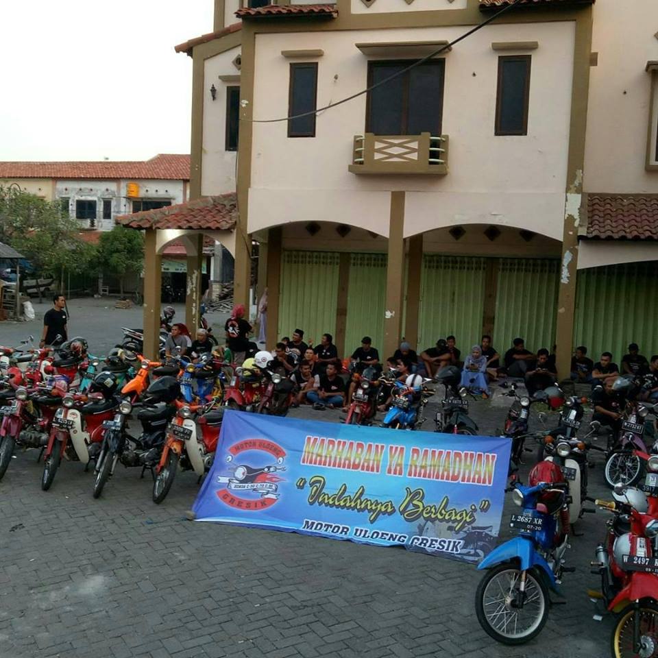 Komunitas Motor Uloeng Gresik (MUG) Adakan Kegiatan Bagi Bagi Takjil 
