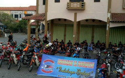 Komunitas Motor Uloeng Gresik (MUG) Adakan Kegiatan Bagi Bagi Takjil 