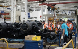 Puluhan Pengemudi Kunjungi Pabrik Truk Mercedes-Benz 
