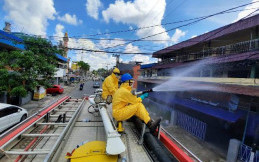 Gunakan Mobil Damkar, Pertamina Semprotkan Disinfektan di Balikpapan