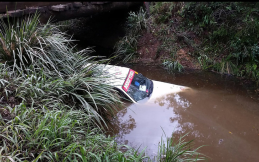 Kocak, Mobil Reli Tercebur Sungai di Australia