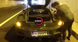 Ketika Mobil Ferrari Diisi Bensin Eceran di Pinggir Jalan