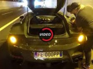 Ketika Mobil Ferrari Diisi Bensin Eceran di Pinggir Jalan