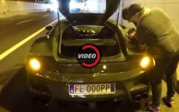 Ketika Mobil Ferrari Diisi Bensin Eceran di Pinggir Jalan