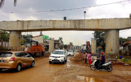 Proyek Tol Depok - Antasari Terhenti, Jalan Pintas  Pondok Labu - Cinere Rusak